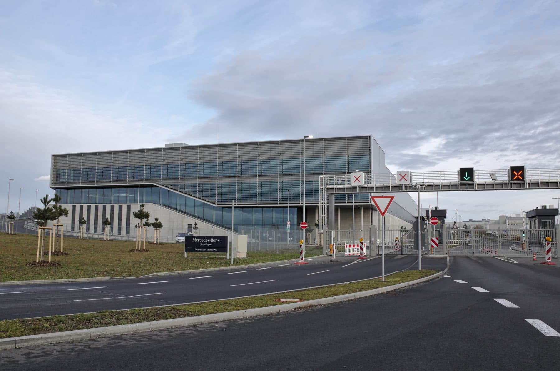 Außenansicht der Mercedes-Benz Factory 56 in Sindelfingen, Zufahrt und Werkstor.