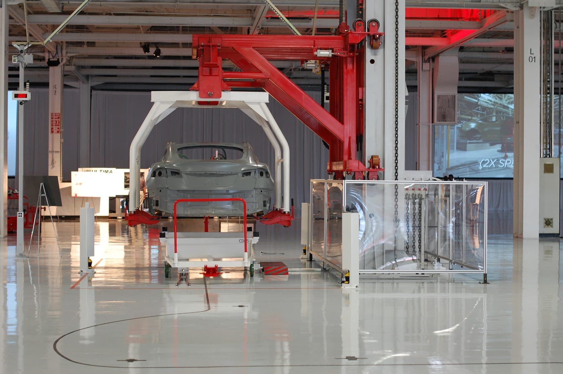 Karosserie-Chassis an einem Handhabungsarm in der Tesla Factory in Fremont.